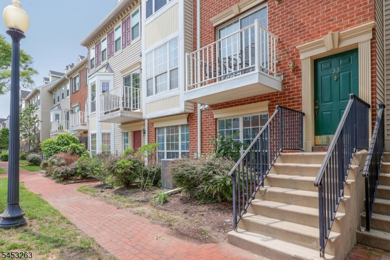 33 Holly St
