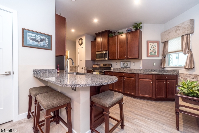 Kitchen breakfast bar