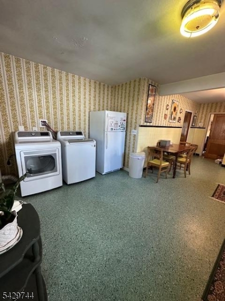 Eating area/Laundry