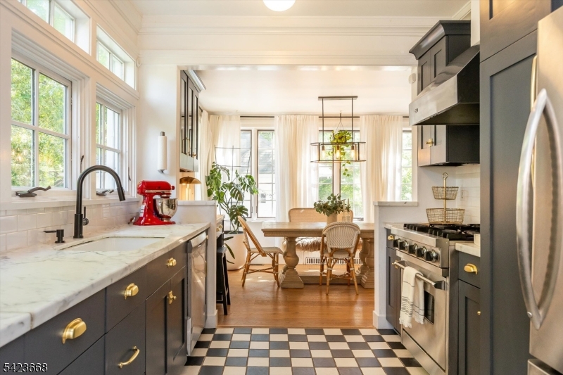 Kitchen / Dining Area