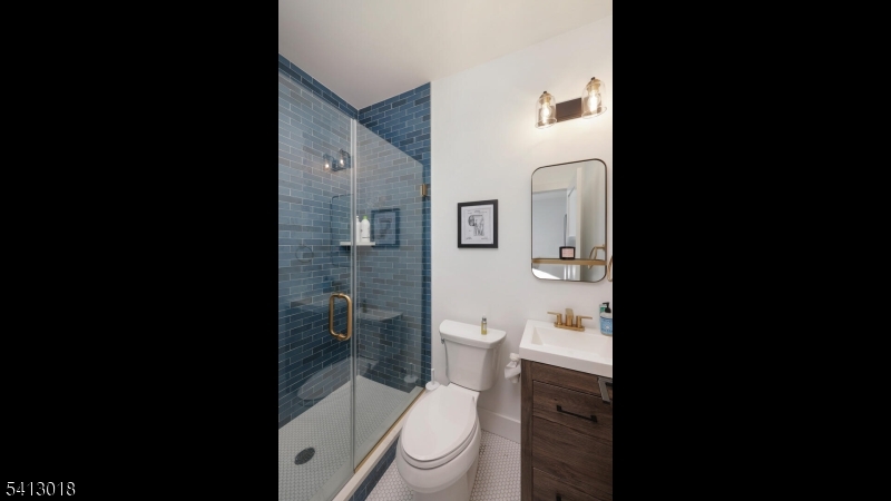 1st floor en suite bath