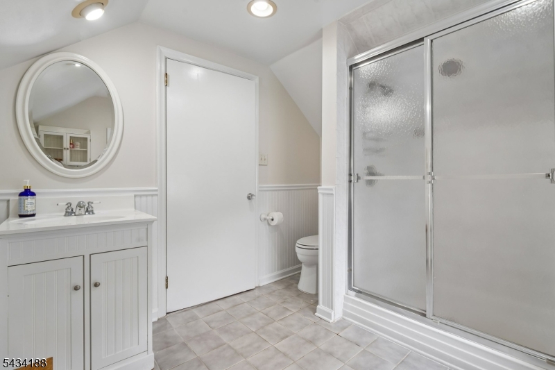 Top Floor Full Bath