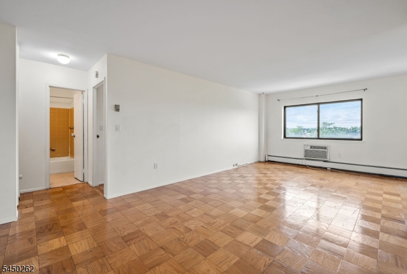 44 S Main St 6J