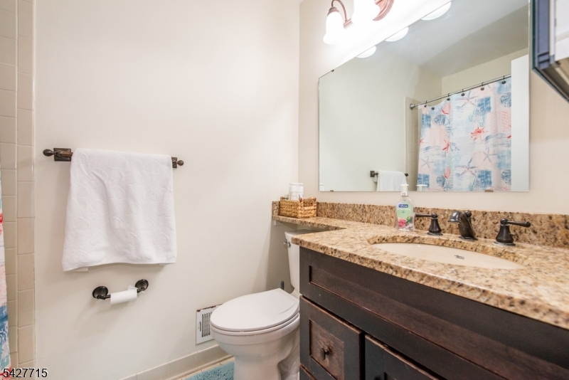 Second Full Bathroom (Tub)