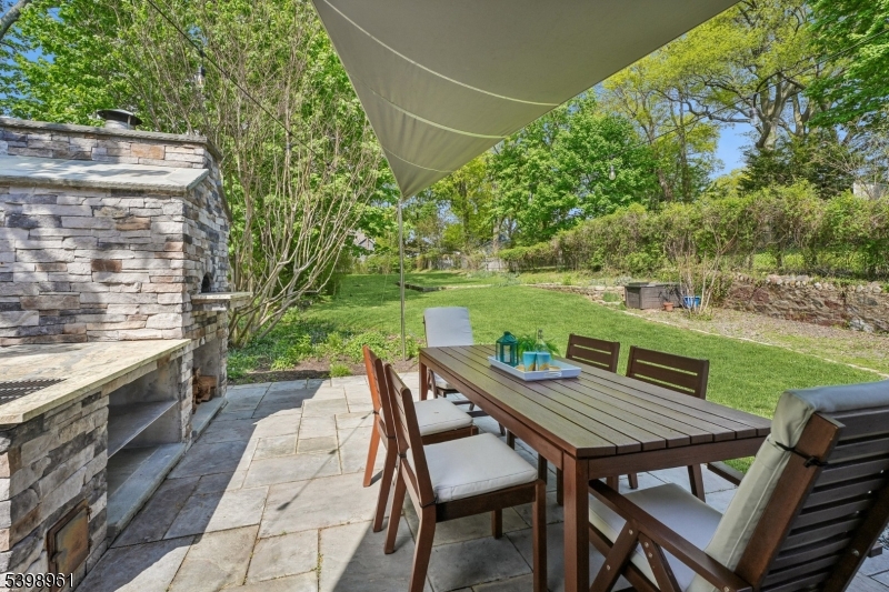 Patio/Pizza Kitchen