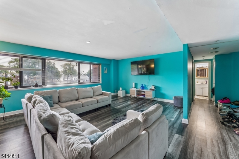 60 Parkway Dr