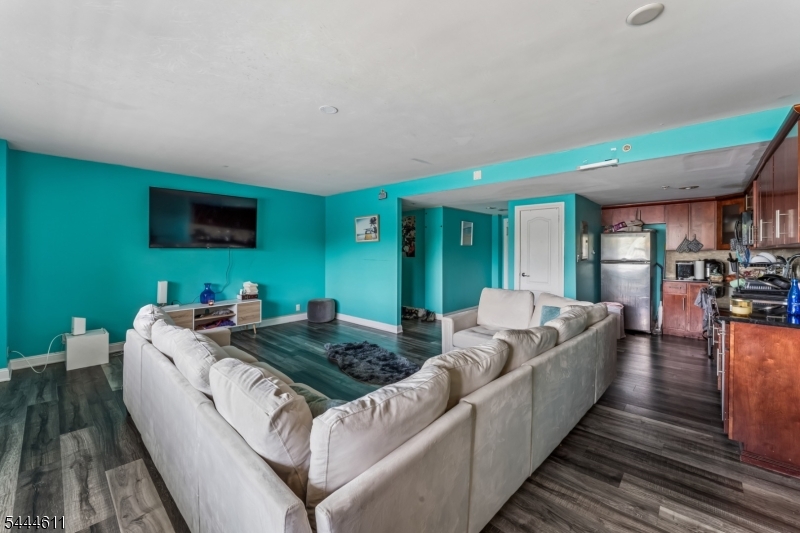 60 Parkway Dr