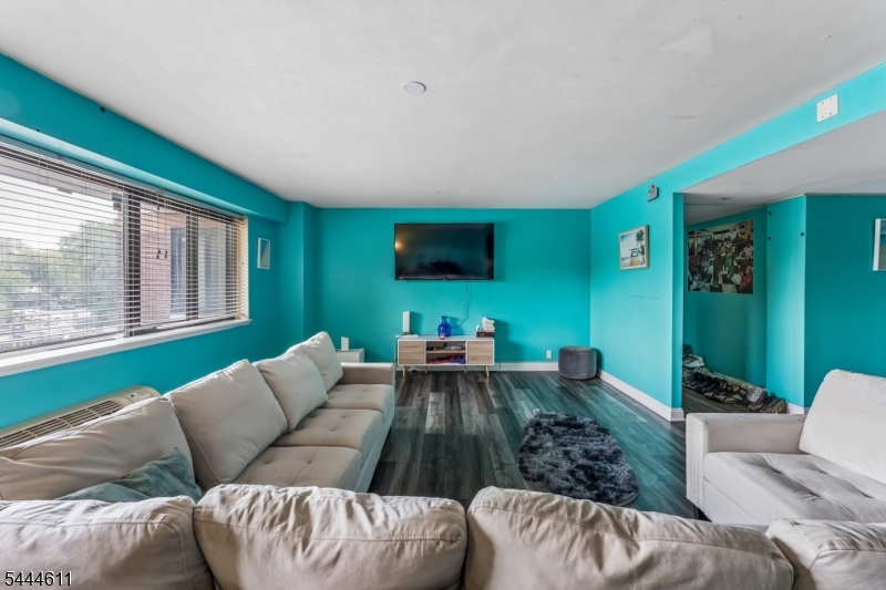 60 Parkway Dr