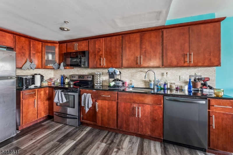 60 Parkway Dr