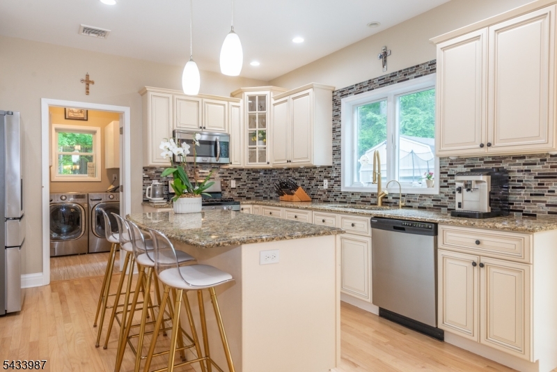 Kitchen w/Ctr Island