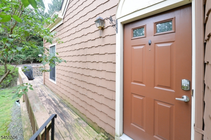 27 Tanager Ct