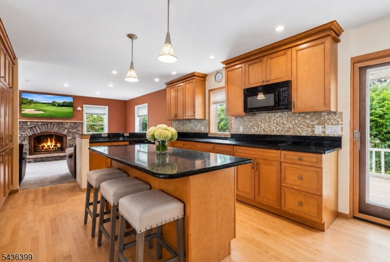 Eat-In Kitchen