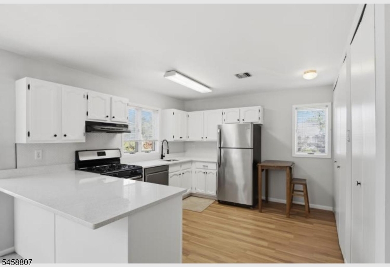 136 Changebridge Rd N8