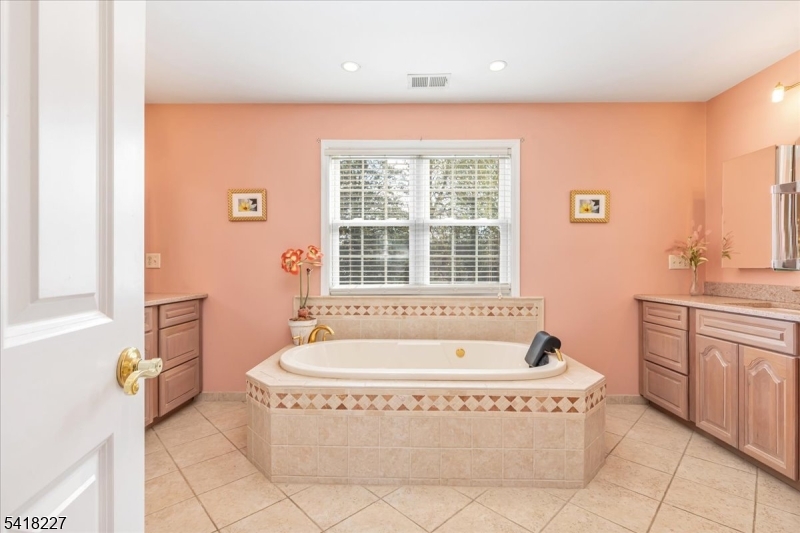 Soaking tub in main bath
