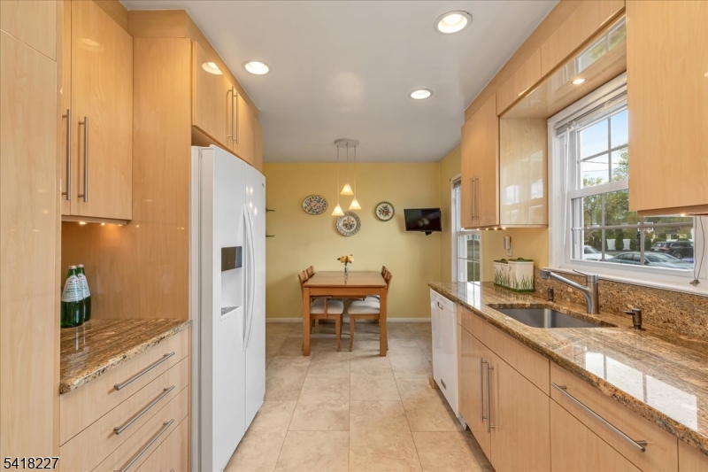 Eat-in kitchen