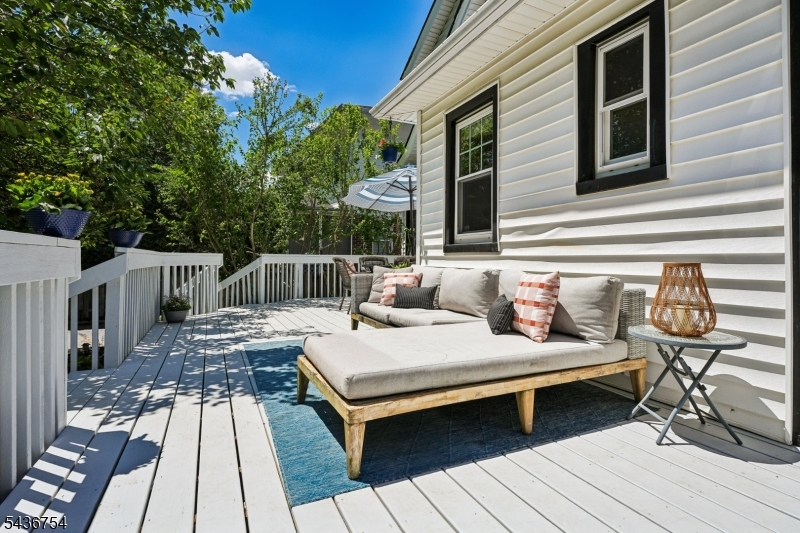 Large Deck/seating and table