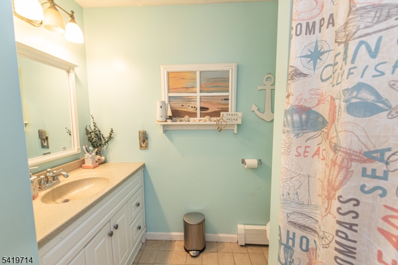 Main Bath w/tub