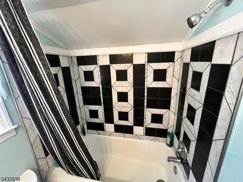 Bathroom - Tub