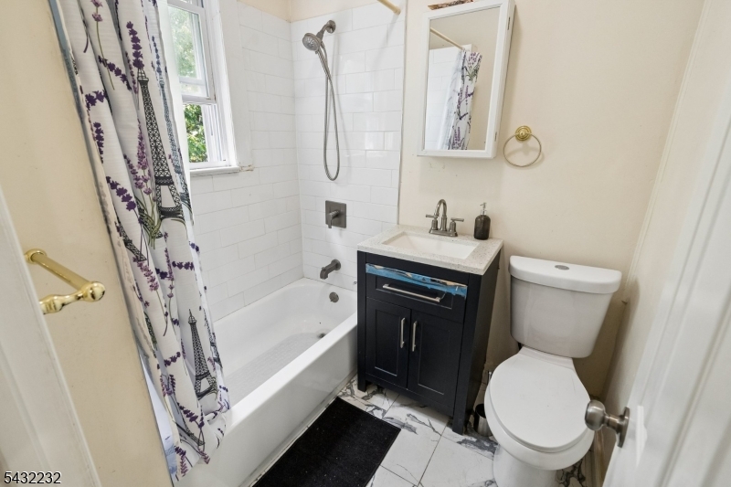 Unit 4 Full Bath