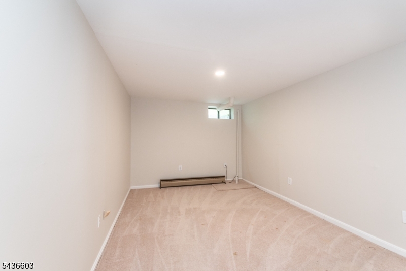 Bonus Rm/Office in Basmement