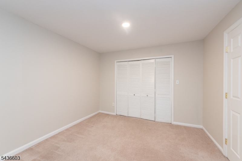Bonus Rm/Office in Basmement