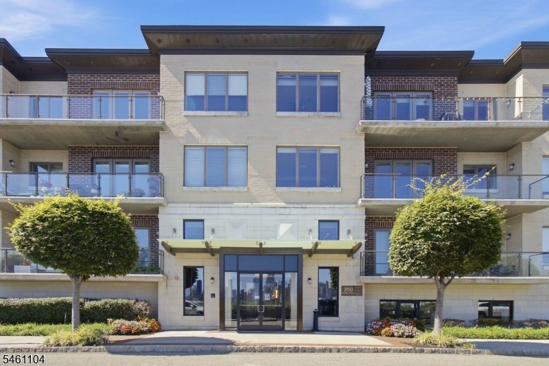 250 Henley Pl 207