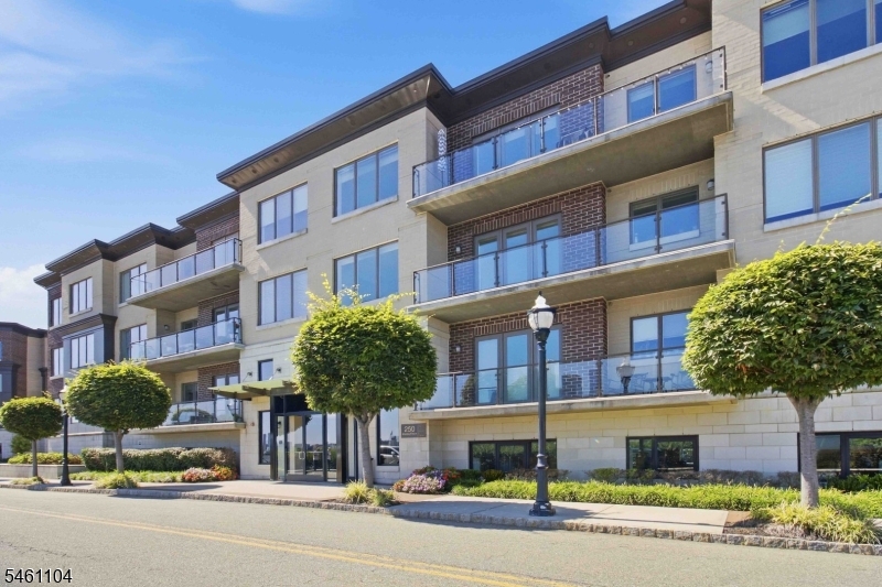 250 Henley Pl 207