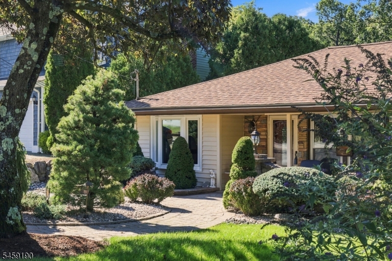 60 Comanche Ave