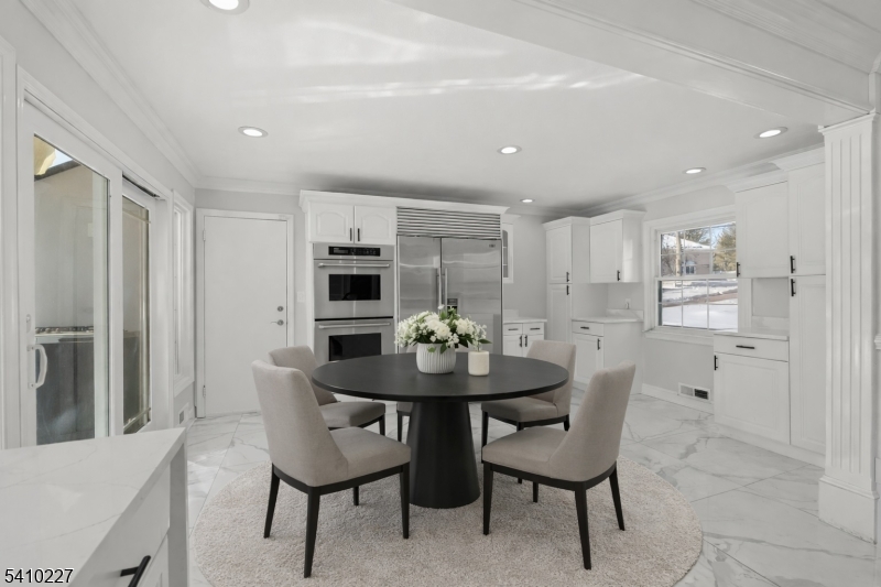 Eat-in Kitchen