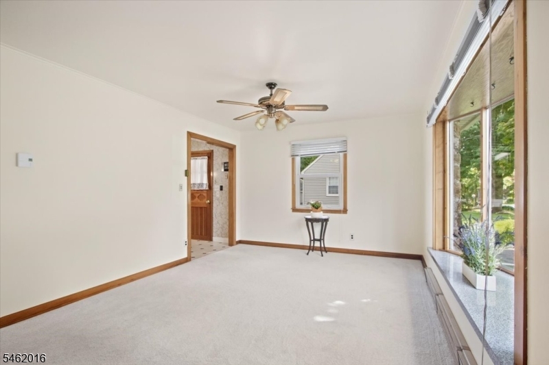 16 Sandra Ln