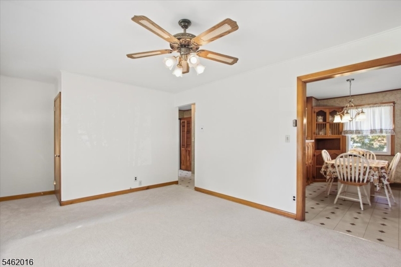 16 Sandra Ln