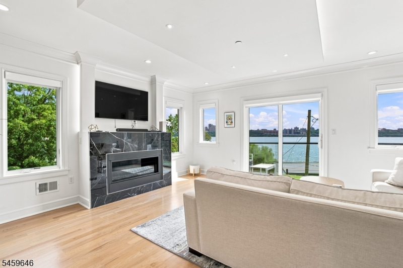 1439 River Rd 1