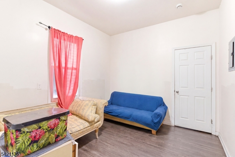 Apt 1