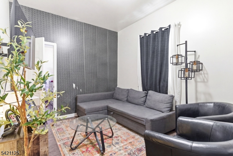 Apt 1