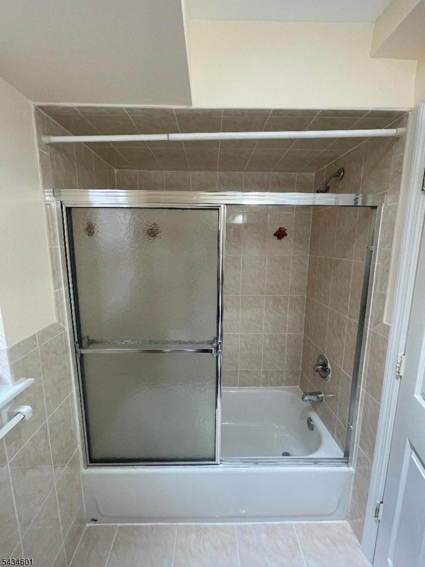 Batheroom in Master bedroom