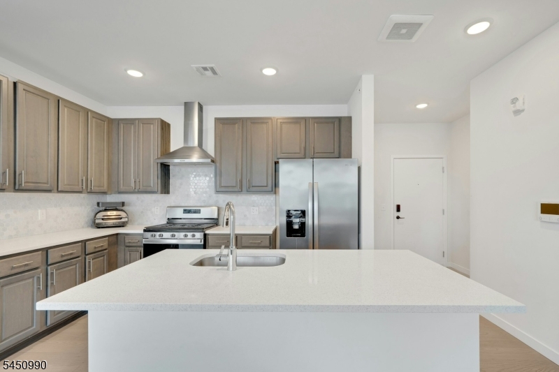 644 Lorhan Dr