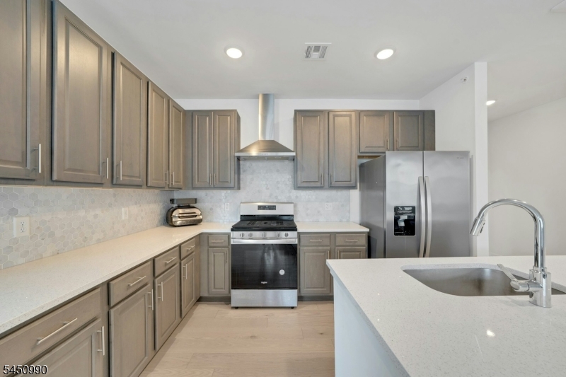 644 Lorhan Dr