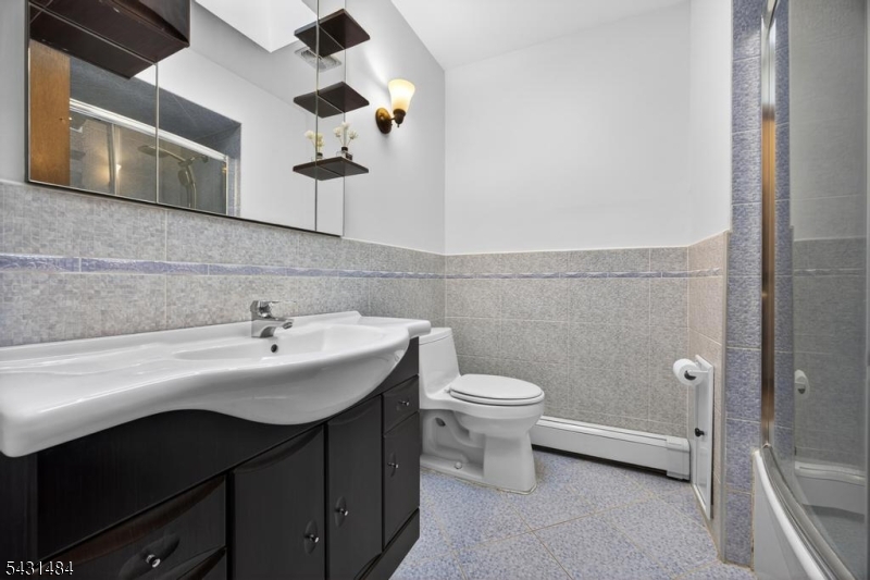 MAIN BATH 2ND FLOOR