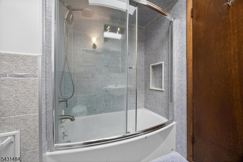 MAIN BATH 2ND FLOOR