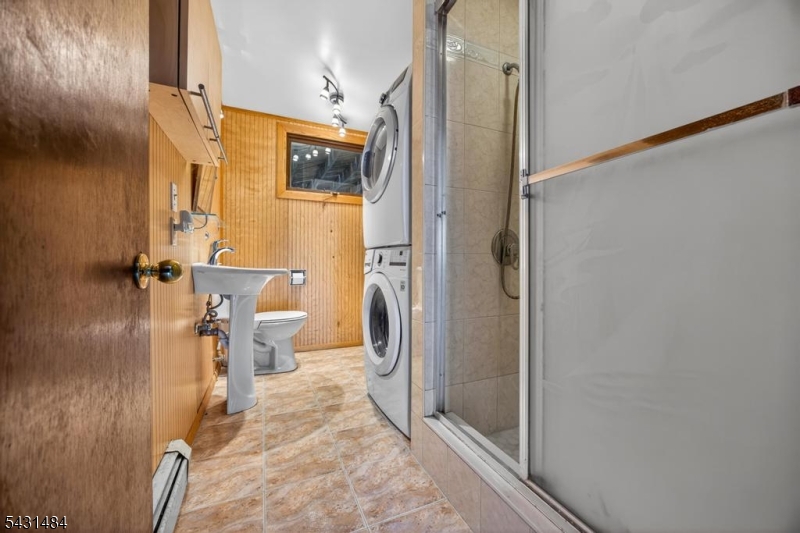MAIN BATH AND LAUNDRY 1ST FLR
