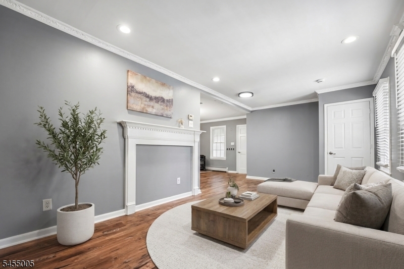 6 Woodlawn Ter