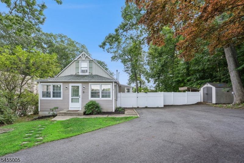 6 Woodlawn Ter