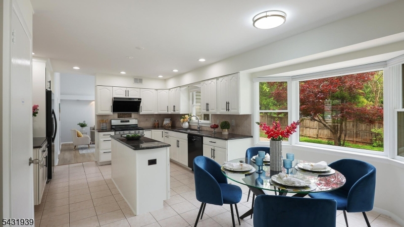 Eat-in Kitchen