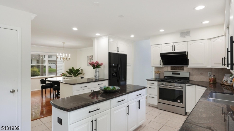 Kitchen w/Granite Countertops