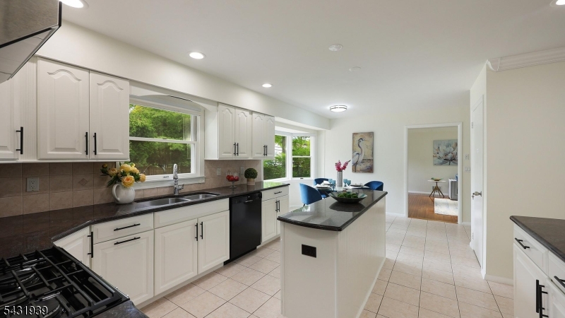 Kitchen w/Center Island