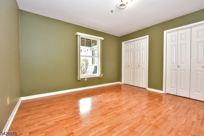 2nd bedroom - 2 closets
