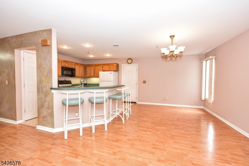 Breakfast Bar & Dining Room