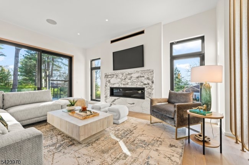 9 Far Brook Dr