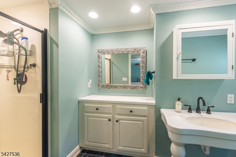 Ensuite bath - upper level