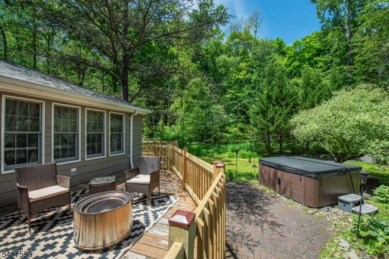 Deck / Hot tub